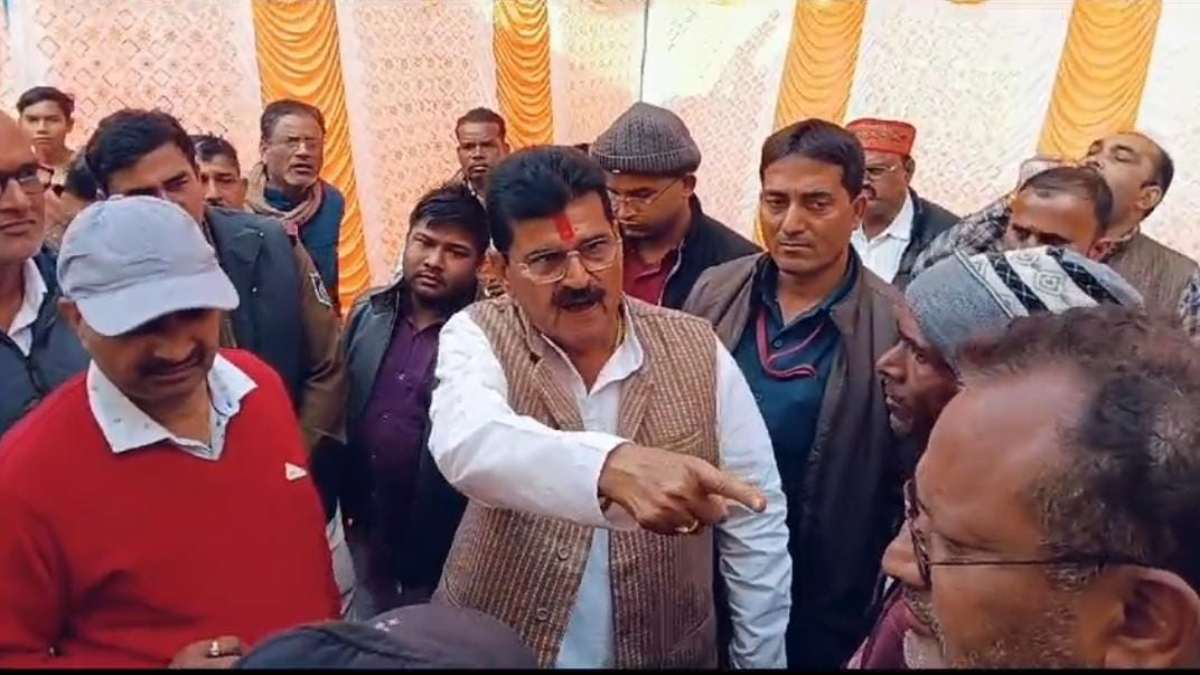 विधायक ने SDM के सामने पटवारी को लगाई फटकार: ग्रामीणों की शिकायत पर भड़के MLA, हटाने के दिए निर्देश