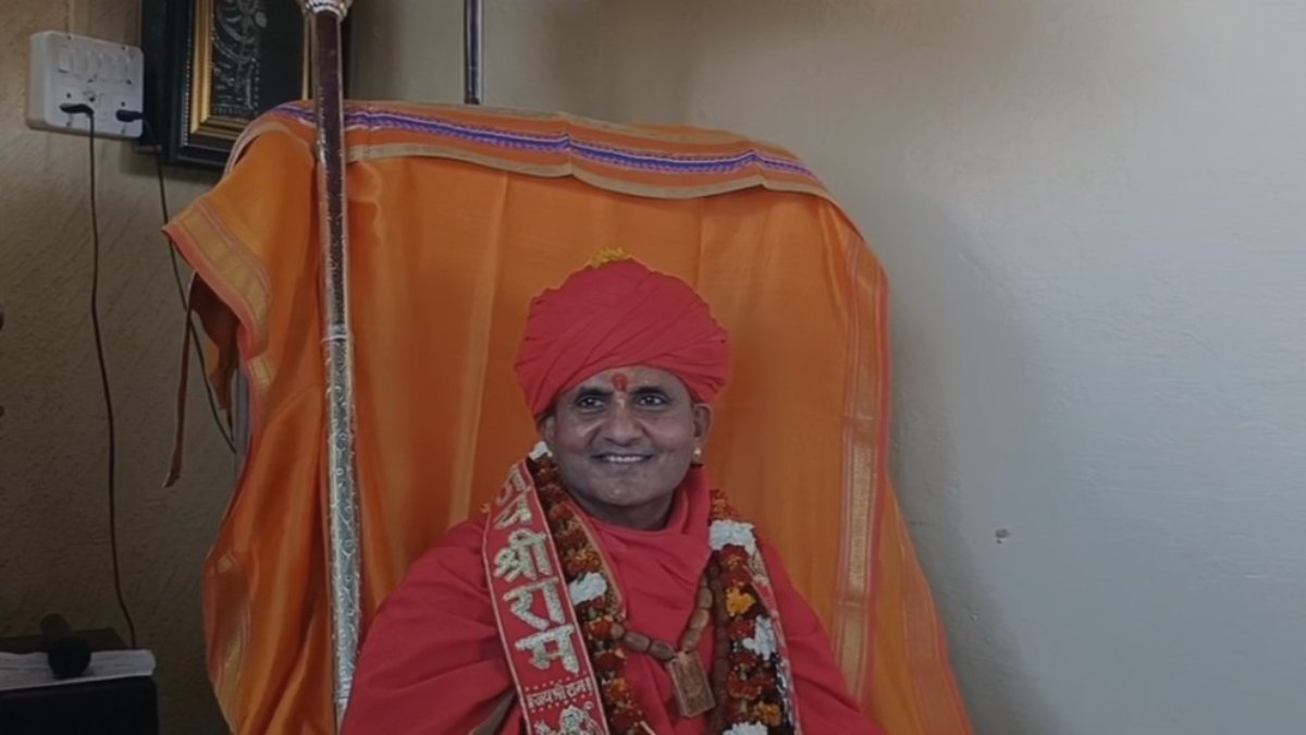 ‘युवा पीढ़ी सनातन से भटक लव जिहाद की ओर बढ़ रही’, महाकुंभ में रिल्स और मोनालिसा फैक्टर पर भड़के जगतगुरु 