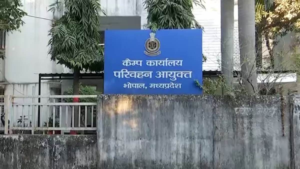 दो दिन पहले हटाये गए परिवहन आयुक्त मामले में बड़ा खुलासा: डीपी गुप्ता के खिलाफ लोकायुक्त को मिली थी शिकायत, शासन से मांगा था जांच प्रतिवेदन