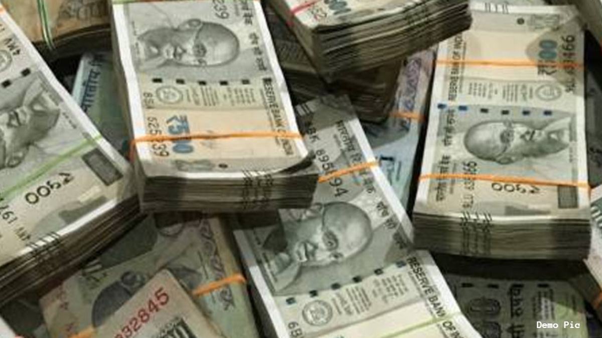 दिल्ली चुनाव के बीच कार में मिले लाखों रुपये: पुलिस ने चुनाव आयोग को दी जानकारी, वसीम नाम के शख्स से पूछताछ जारी