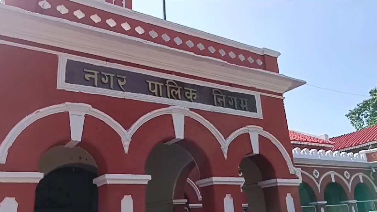 धरना दे रहे कांग्रेस पार्षदों को महापौर की दो टूकः बोले- ठेकेदार के हित में धरना देना छोड़ पब्लिक की लड़ाई लड़े