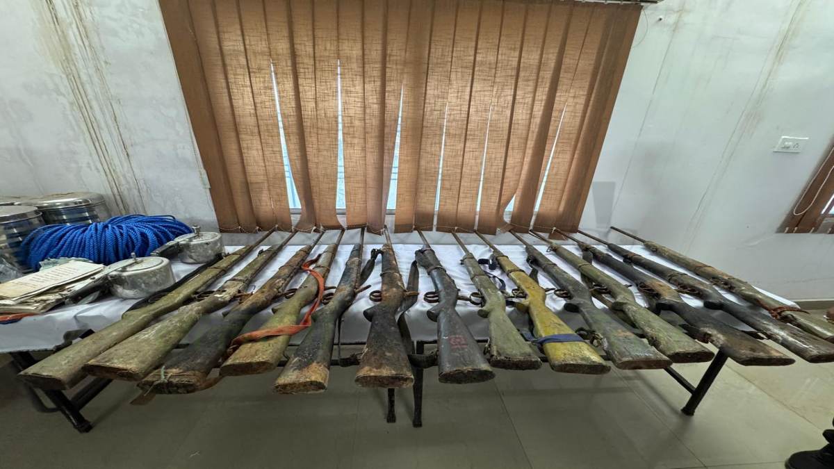 नक्सलियों को झटका : सुरक्षाबलों के हाथ लगे 14 बंदूके, भारी मात्रा में टिफिन बम समेत नक्सली सामग्री बरामद