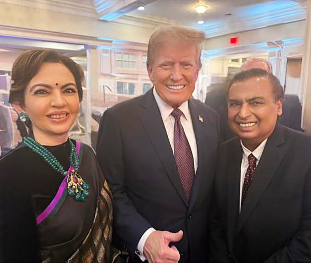 Nita Ambani Video: डोनाल्ड ट्रंप के डिनर में नीता अंबानी की ‘सिल्क साड़ी’ और पन्ने की हार ने लूट ली महफिल, विदेशी भी हुए सादगी के कायल, जानें मुकेश अंबानी ने क्या पहना था