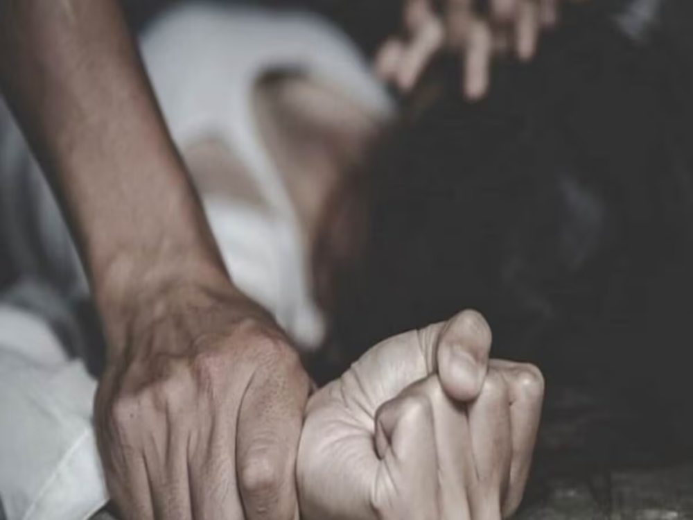 पति के दोस्त का ‘डर्टी गेम’: ‘भाभी जी’ के जिस्म को 8 महीने तक नोंचता रहा, फिर एक दिन..?