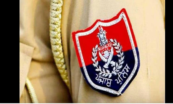 ये क्या ! पहले चढ़ा दी पुलिस पर गाड़ी… फिर परिवार वालों ने फाड़ी वर्दी