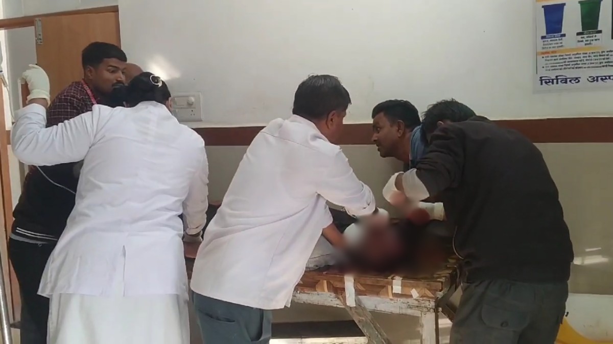 MP का ये कैसा हाल, स्वास्थ्य व्यवस्था बदहाल! युवक के सिर से बहता रहा खून, डॉक्टर की मौजदूगी के बाद भी सफाईकर्मी से लगवाए टांके