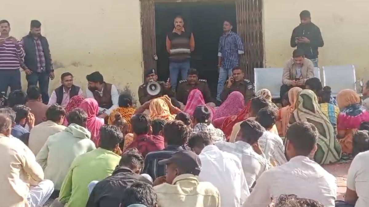 पीथमपुर में लगी चौपाल: यूनियन कार्बाइड कचरे को लेकर ग्रामीणों को दी समझाइश, सोशल मीडिया में भ्रामक पोस्ट पर FIR, कलेक्टर बोले- कड़ी कार्रवाई होगी