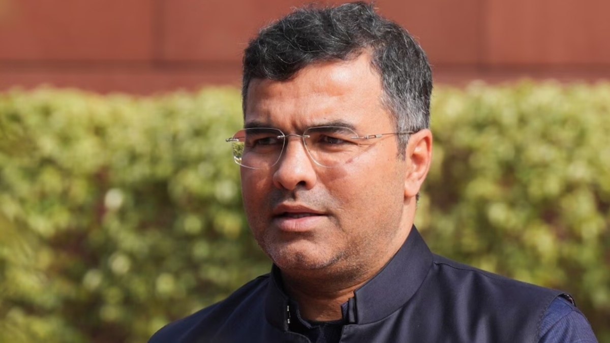 Delhi Election 2025: बीजेपी प्रत्याशी पर एक और FIR, जूते के बाद साड़ी वाली मुश्किल में घिरे प्रवेश वर्मा, AAP सांसद बोले- ‘जो जूता बांटे, उसे जूते लेकर दौड़ाओ’