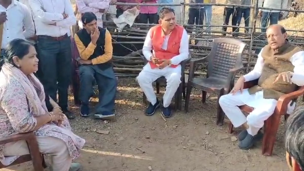 ‘आपने इनकों नोटिस दिए हैं’, वन विभाग के अधिकारियों पर भड़के बीजेपी विधायक, आदिवासियों की जमीन पर अतिक्रमण हटाने पहुंची थी टीम 