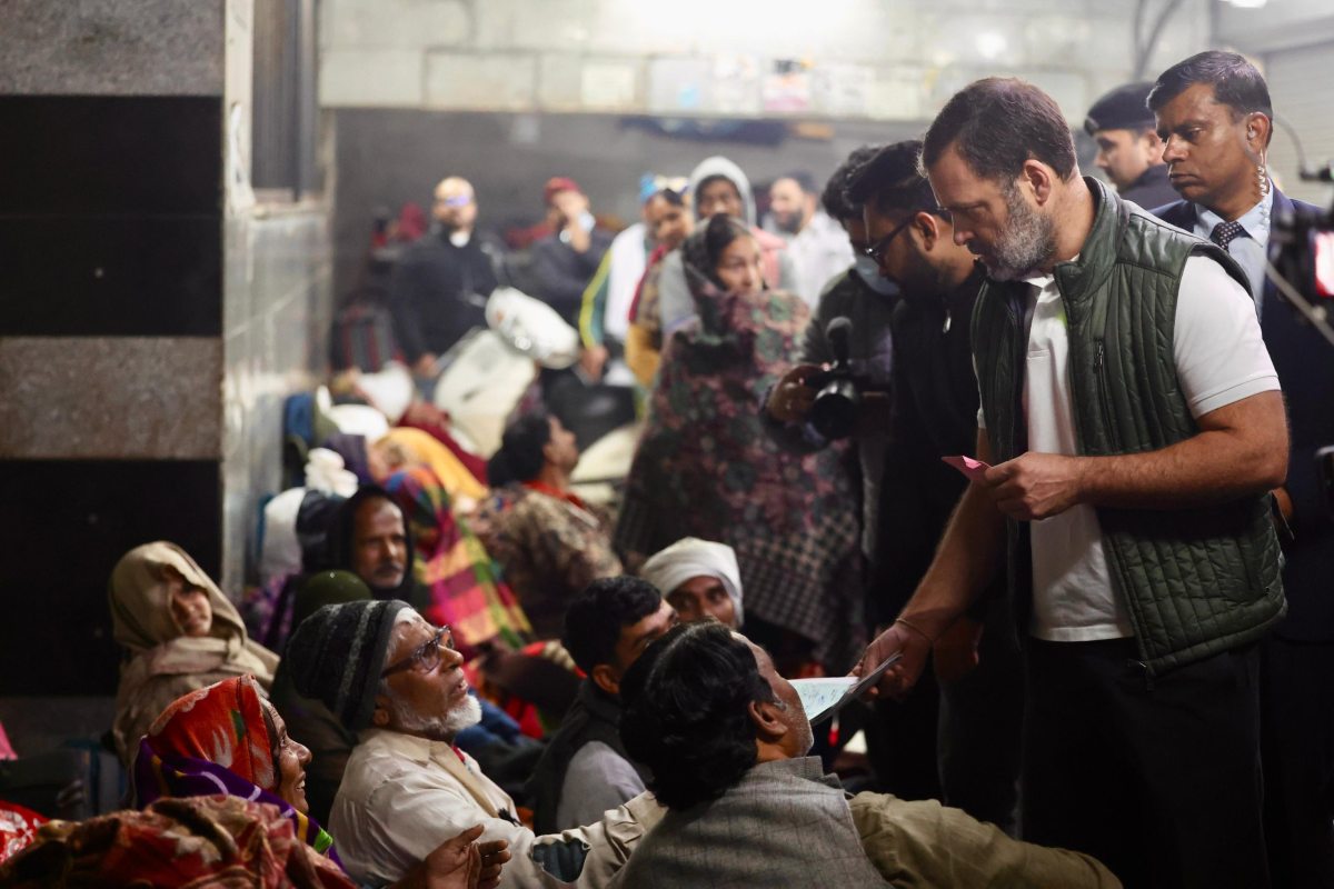 राहुल गांधी की ‘मानवता’: देर रात Delhi AIIMS पहुंचे कांग्रेस सांसद, कड़ाके की ठंड में फुटपाथ पर सो रहे मरीजों के परिवारों से मिले, उनसे बात कर जाना हाल