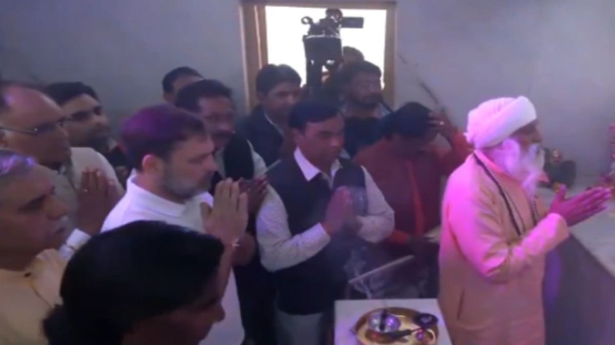 दिल्ली के दंगल में राहुल गांधी की एंट्री: वाल्मीकि मंदिर में की पूजा, दलित बस्सी में महिलाओं से किया संवाद