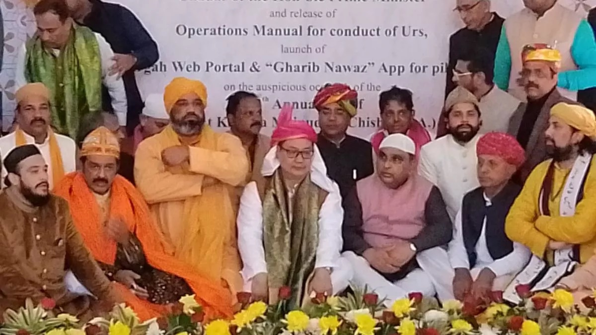 Rajasthan News: किरेन रिजिजू ने अजमेर शरीफ में चढ़ाई पीएम मोदी की चादर