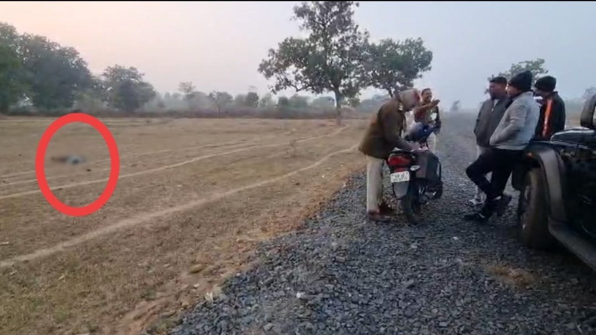 युवक की लाश मिलने से सनसनी: मौत के 24 घंटे बाद भी मैदान पर पड़ा रहा शव, जताई जा रही ये आशंका 
