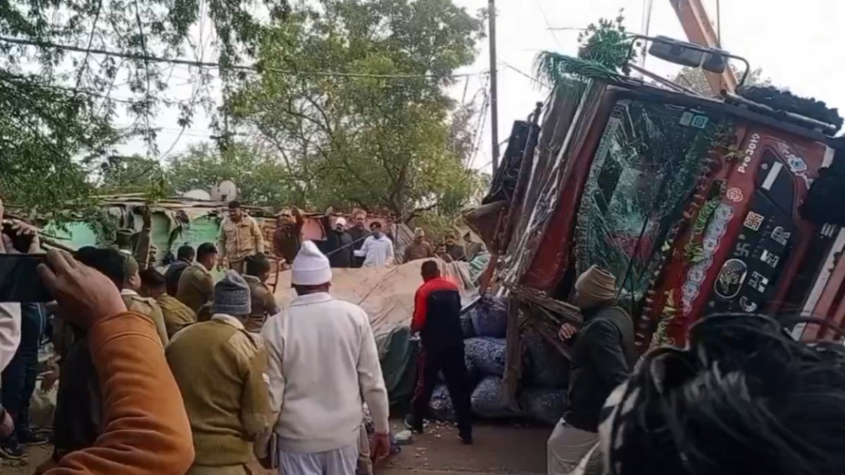 दर्दनाक हादसा: कच्चे मकान पर पलटा बेकाबू ट्रक, मां-बेटी की मौत, मची चीख-पुकार 