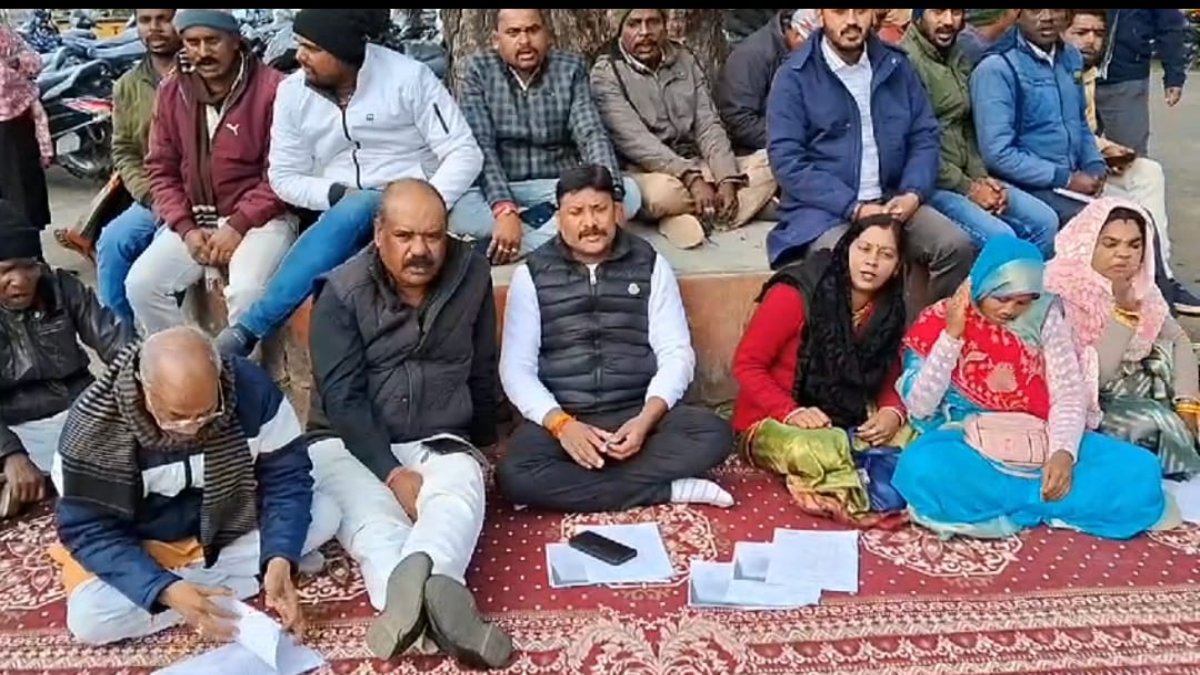 CEO को हटाने की मांग: कड़कड़ाती ठंड में खुले आसमान के नीचे धरने पर बैठे जनपद पदाधिकारी, लगाए ये गंभीर आरोप  