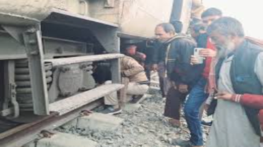 Bihar News: मेमू ट्रेन के नीचे फंसी गर्भवती महिला, इतने मिनट तक चला रेस्क्यू ऑपरेशन
