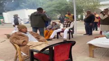Bihar News: राबड़ी आवास पर हुआ चूड़ा-दही भोज, लालू यादव कार्यकर्ताओं को खिला रहे चूड़ा-दही