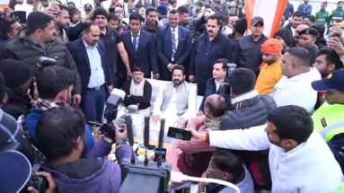 Bihar News: बीजेपी नेताओं के साथ मकर संक्रांति समारोह में शामिल हुए पावर स्टार पवन सिंह