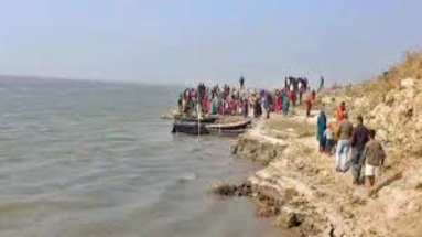 Bihar News: कटिहार में 17 यात्रियों से भरी नाव गंगा नदी में पलटी, 3 शव बरामद, कई लापता