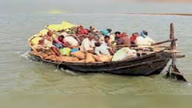 Bihar News: कटिहार में हुए नाव हादसे के बाद भी लोग नहीं ले रहे सबक, क्षमता से अधिक लोग नाव पर हो रहे सवार