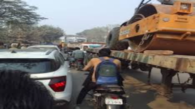 Bihar News: बक्सर में घंटों से भीषण सड़क जाम, जनजीवन अस्त-व्यस्त 