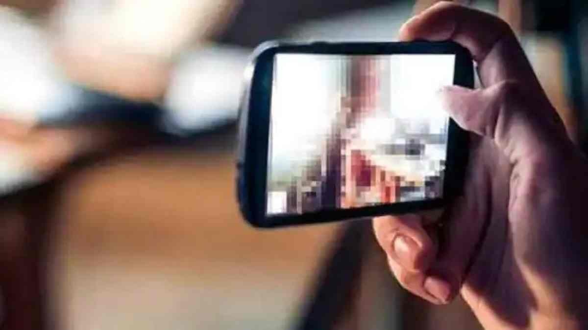 ‘अपवित्र’ रिश्ता: पति ने पत्नी को नशा देकर संबंध बनाने का वीडियो बनाया और दोस्तों को भेज दिया, उसके बाद जो हुआ उसकी कल्पना नहीं कर सकते आप, पढ़े खबर