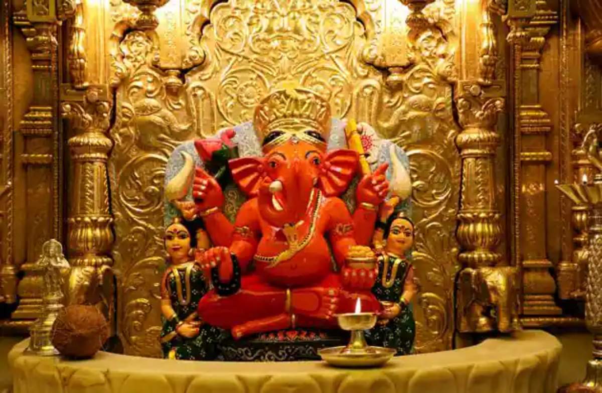 Shree Siddhivinayak Temple: श्री सिद्धिविनायक मंदिर में ड्रेस कोड लागू, महिलाओं-लड़कियों के मिनी स्कर्ट और जींस पहनकर आने पर रोक, पुरुषों को यह पहनना होगा