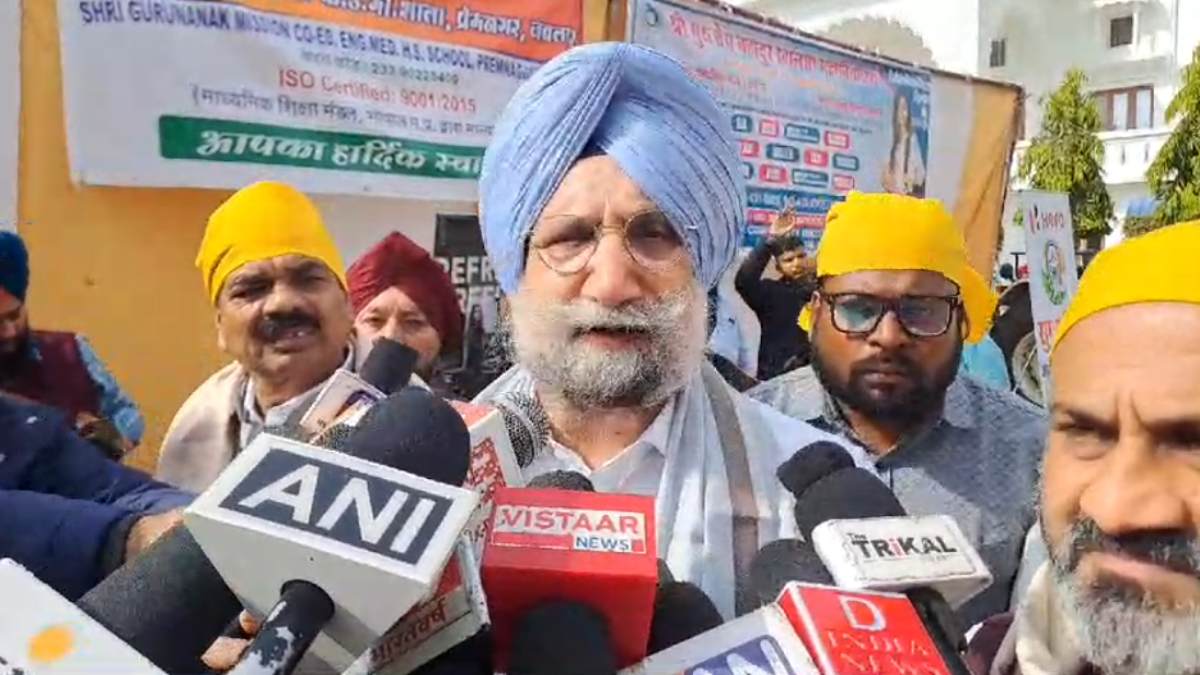 ‘केजरीवाल से ‘फर्जीवाल’ रखा नाम’, जबलपुर में गरजे पंजाब के पूर्व डिप्टी CM, दिल्ली सरकार पर बोला हमला, रमेश बिधूड़ी के ‘प्रियंका गांधी के गाल’ वाले बयान पर दी ये नसीहत