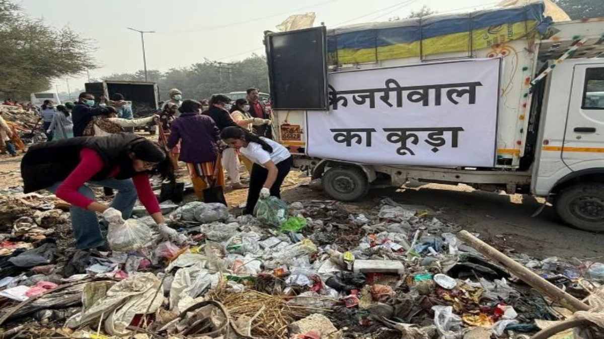 जनता आ रही है केजरीवाल जी, डरना मत… AAP संयोजक के घर कूड़ा फेंकने निकलीं स्वाति मालीवाल, कहा- पूरी दिल्ली का बुरा हाल कर रखा है