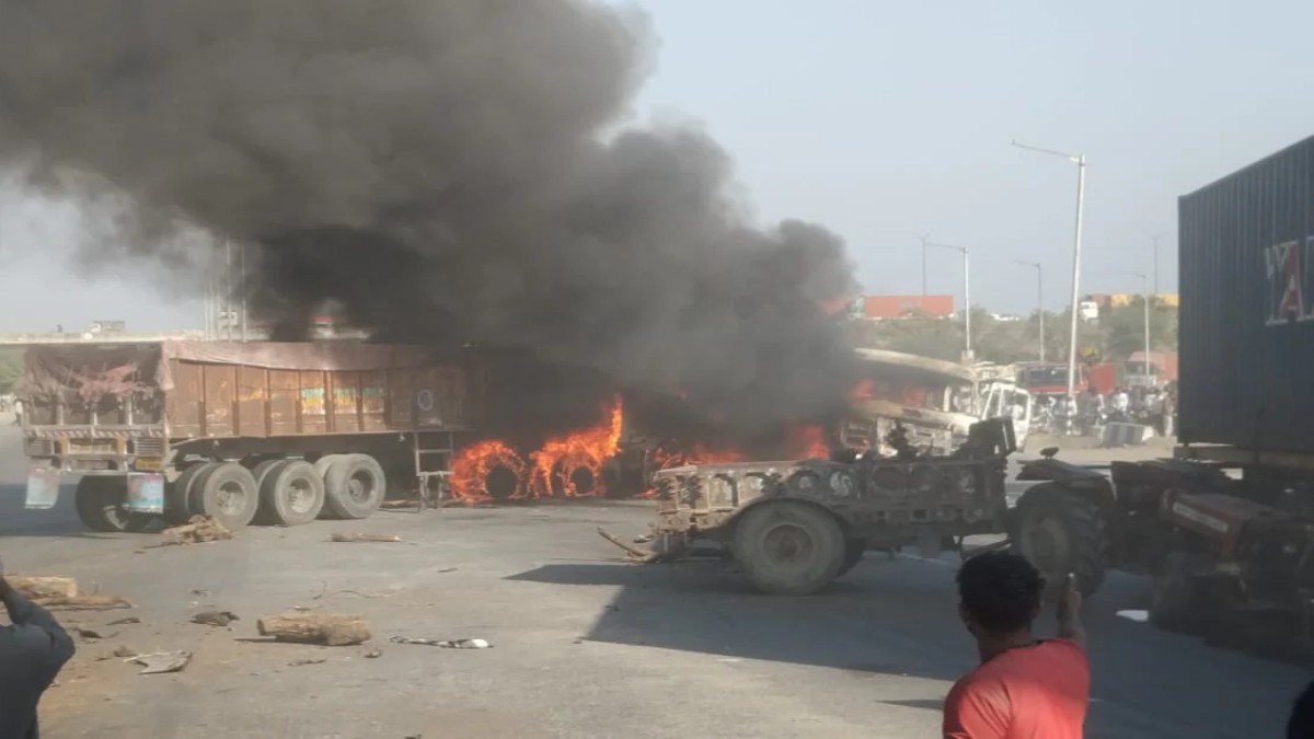 Rajasthan Accident News : दो ट्रेलरों में जबरदस्त टक्कर के बाद लगी भीषण आग, चपेट में आने से दो लोग जिंदा जले, दमकल की गाड़ी मौके पर मौजूद