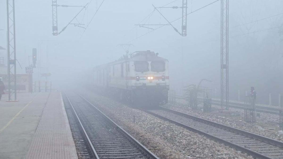 घना कोहरा के चलते रफ्तार पर भी लगा ब्रेकः दिल्ली पंजाब से आने वाली ट्रेन 10 घंटे लेट, देखें सूची