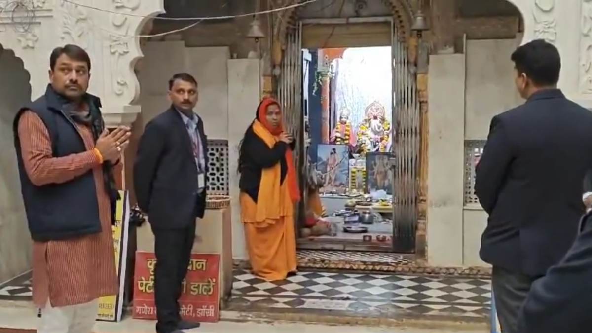 MP की पूर्व CM ने झांसी में गणेश मंदिर के किए दर्शन: कुछ देर में महाकुंभ में स्नान के लिए होंगी रवाना, अखिलेश के बयान पर कहा- पाप तो घर में भी धो सकते है, लेकिन…