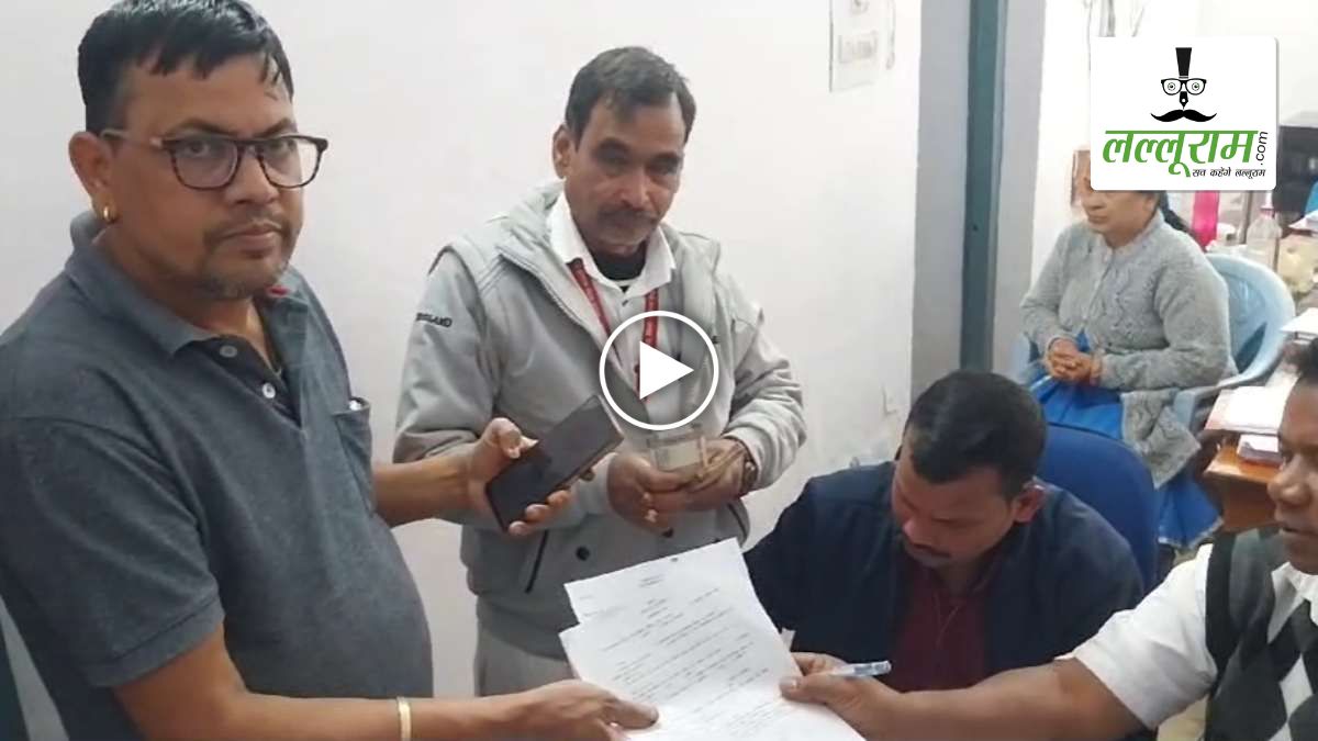 निकाय चुनाव 2025: नगर पालिका अध्यक्ष पद के लिए लोगों से चंदा मांगकर खरीदा नामांकन फॉर्म, निर्दलीय प्रत्याशी ने कहा- बीजेपी-कांग्रेस से अब ऊब चुकी है जनता