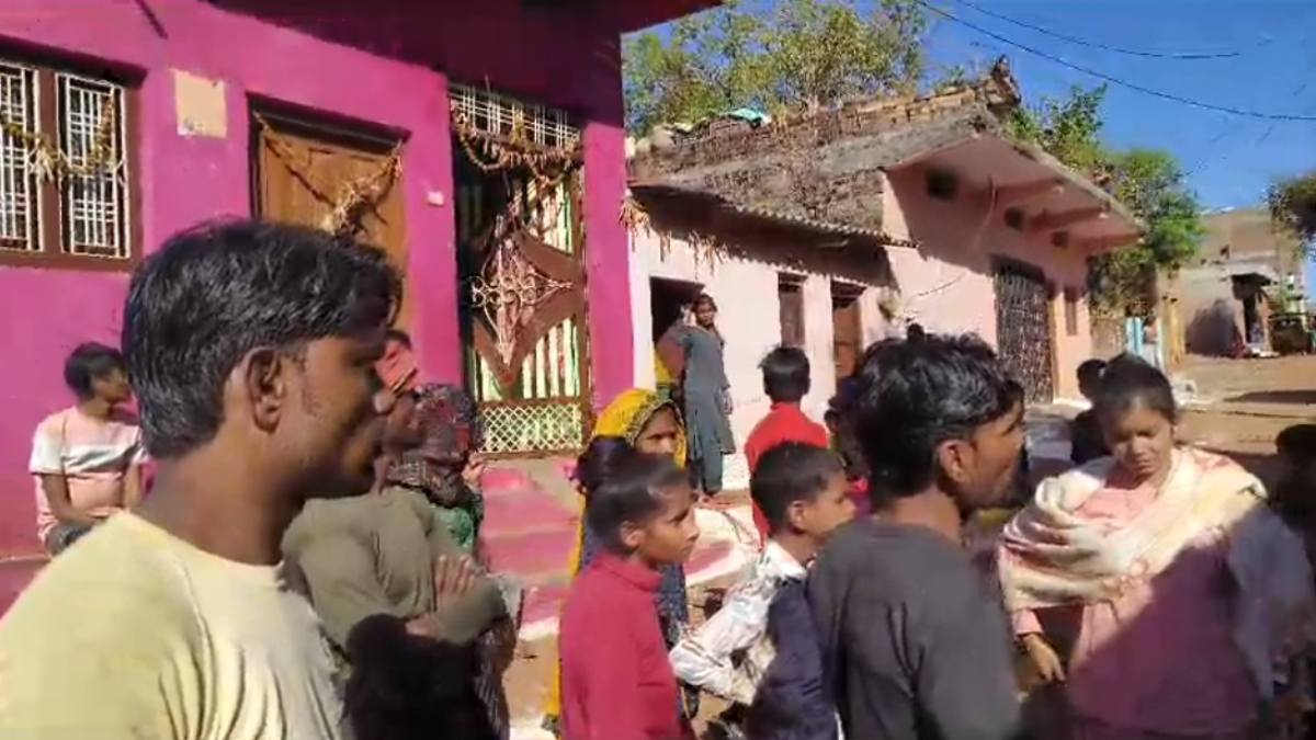युवती से बर्बरताः आंखों में फेवीक्विक और प्राइवेट पार्ट में मिर्च पाउडर डालने वाला आरोपी अयान खान जेल से छूटा, मोहल्ले की महिलाएं पहुंची थाने, बोलीं हमें बचा लीजिए