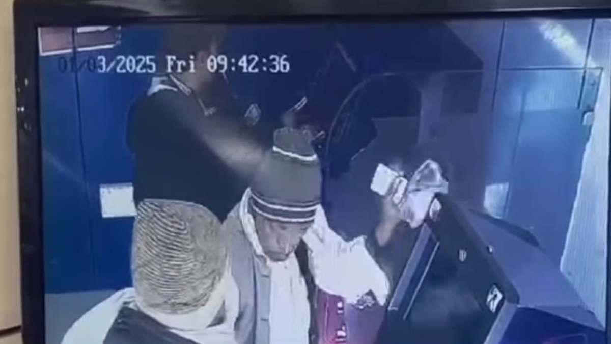 ATM कार्ड बदलकर 40 हजार की ठगी, ऐसे दिया वारदात को अंजाम, CCTV में कैद हुई घटना