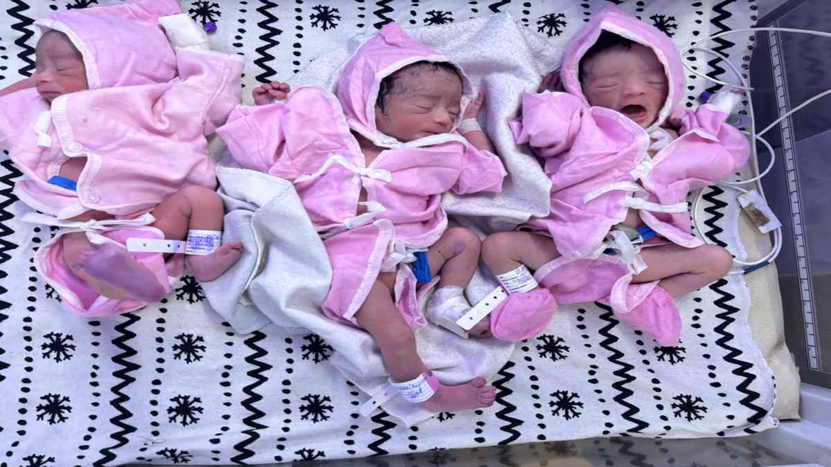 एकसाथ गूंजी तीन बच्चों की किलकारीः महिला ने दिया तीन बच्चियों को जन्म, डॉक्टर्स की निगरानी में तीनों नवजात शिशु