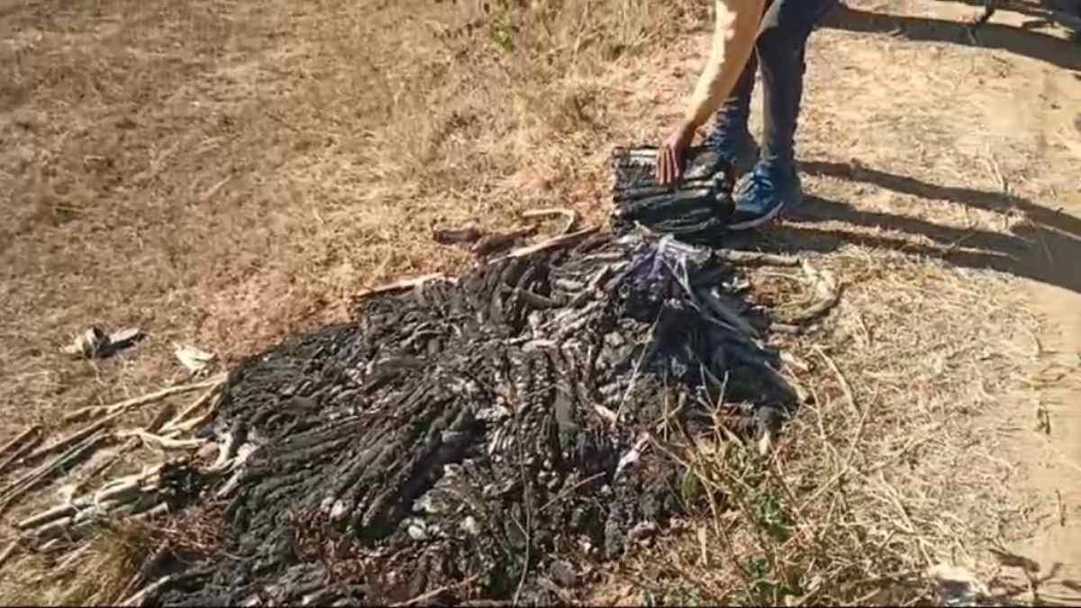 खेत में भारी मात्रा में मिली विस्फोटक सामग्रीः क्षेत्र में फैली सनसनी, जांच में जुटी पुलिस