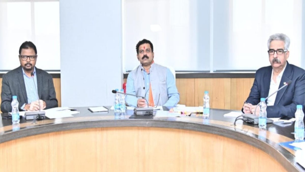 गृह विभाग की समीक्षा: पुलिस अधिकारी-कर्मचारियों के लिए लागू होगी नई ट्रांसफर पॉलिसी, डिप्टी सीएम का अफसरों को दो टूक निर्देश, NDPS एक्ट के SOP का करें सख्ती से पालन