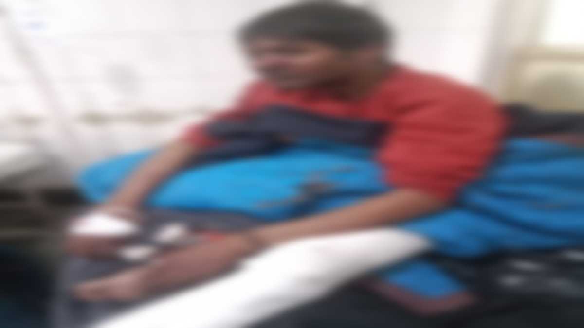 पुराने विवाद में चले लाठी-डंडे और सरिया: पड़ोसियों ने युवक को बेरहमी से पीटा, गंभीर हालत में अस्पताल में भर्ती