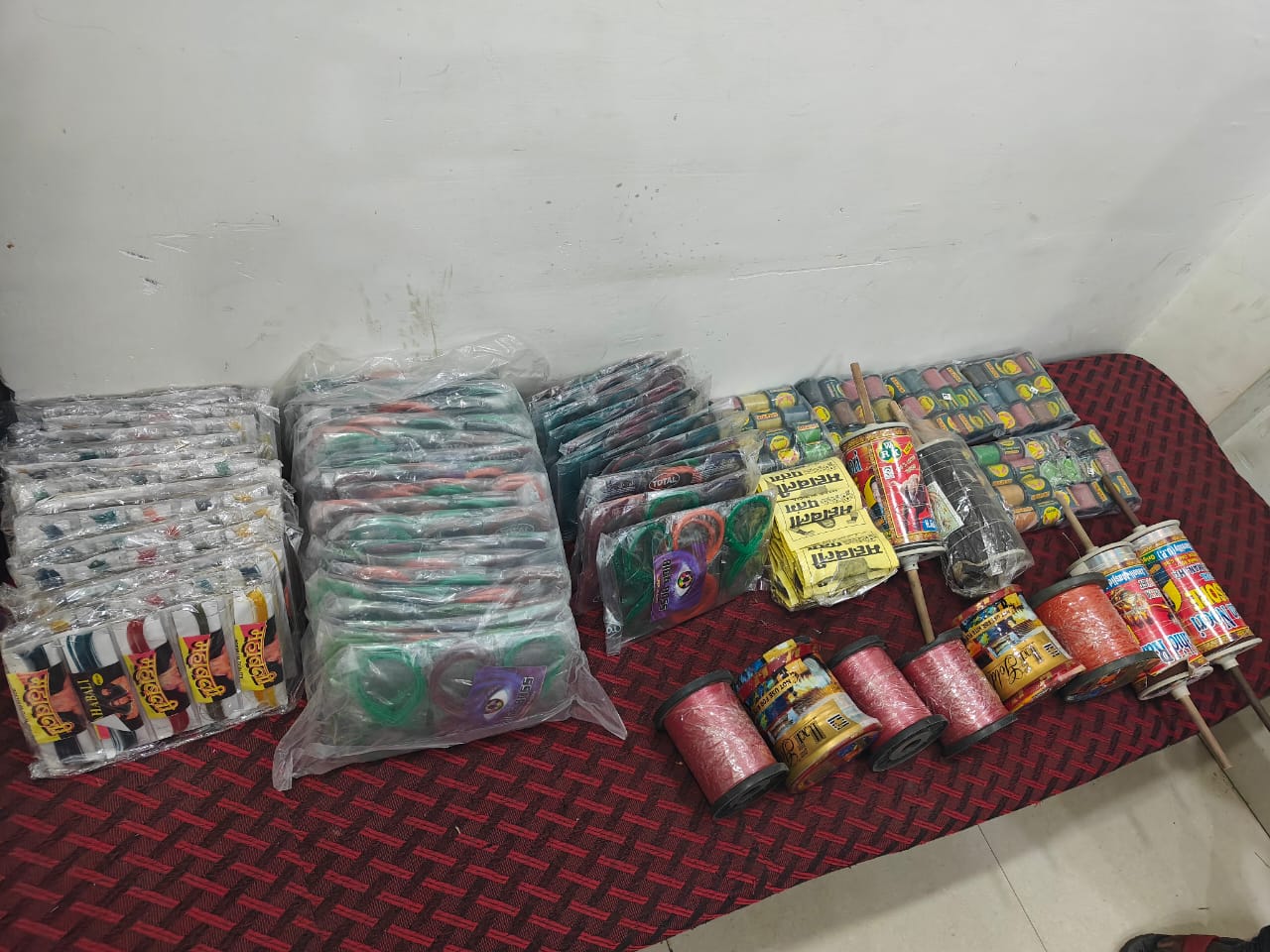 मकर संक्रांति से पहले ‘मांझे’ पर पुलिस का शिकंजा, एक साथ छापामार कार्रवाई कर भारी मात्रा में जब्त किया चाइनीस मांझा
