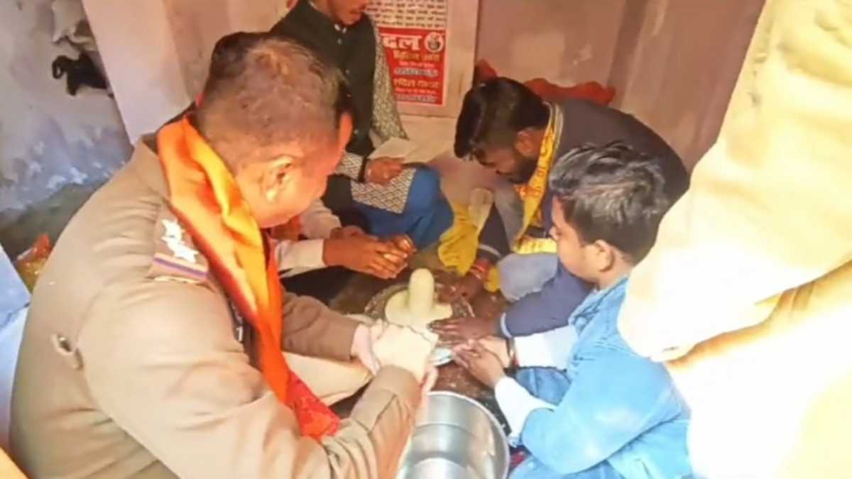 तीन दशकों से बंद शिव मंदिर में प्राण प्रतिष्ठा: मुस्लिमों ने पुष्प वर्षा कर एकता का दिया संदेश, दर्शन करने श्रद्धालुओं की लगी भीड़