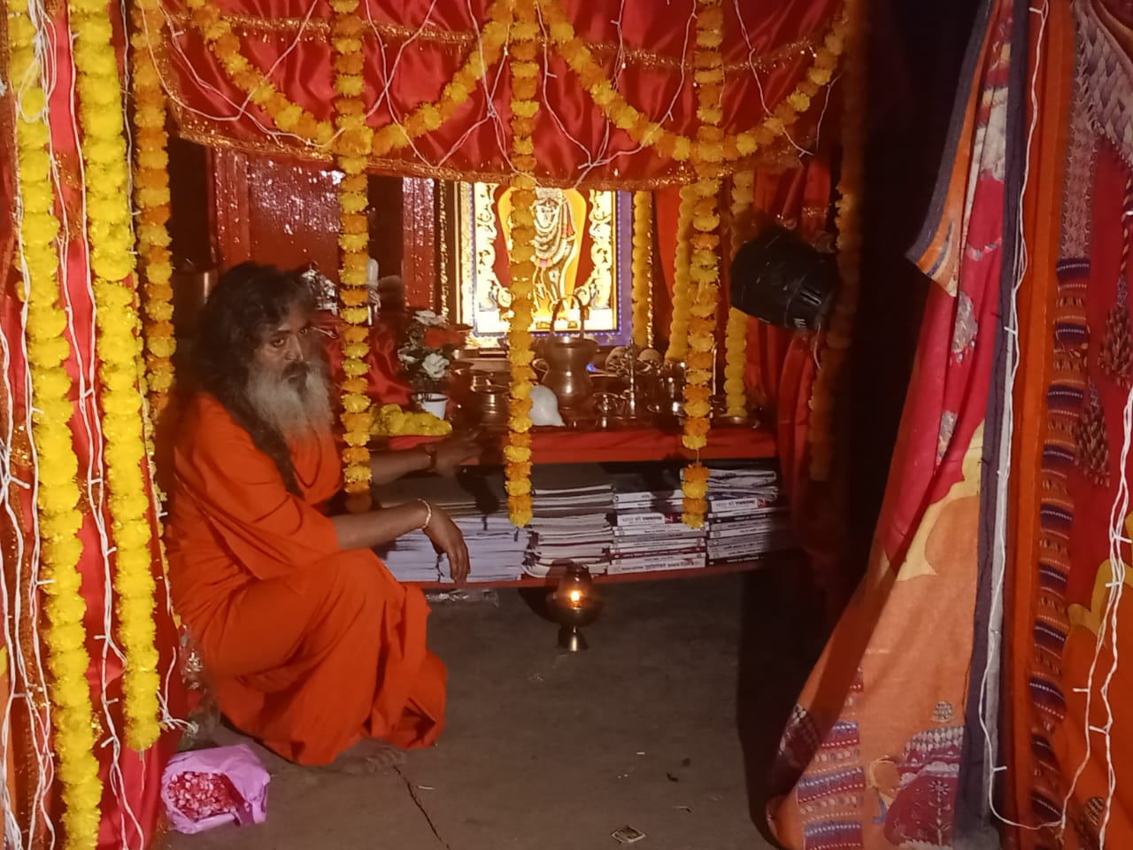 Maha Kumbh 2025: 41 साल से सिर्फ चाय पीकर साधना कर रहे मौनी महराज, नोट्स से दर्जनों छात्र पास कर चुके हैं PSC परीक्षा, संकल्प और त्याग सुनकर नहीं कर सकेंगे यकीन