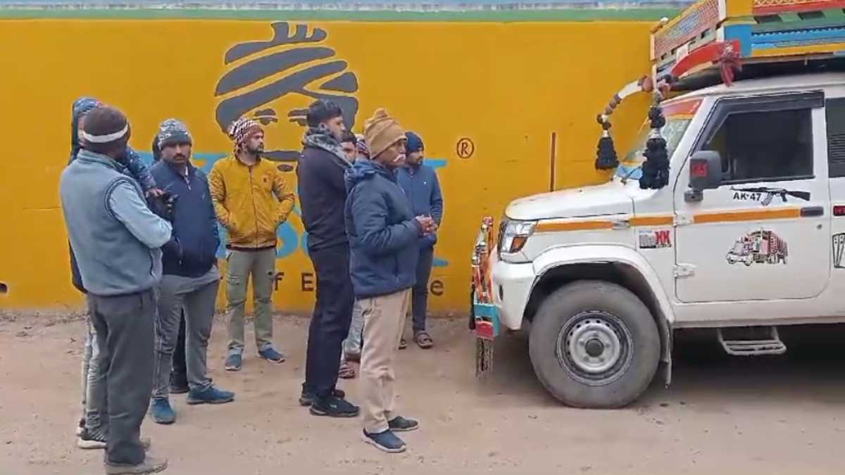 गोली चलने से फैली सनसनीः आधा दर्जन बदमाशों ने चावल व्यापारी के घर की ताबड़तोड़ फायरिंग, लोडिंग व लग्जरी वाहन में भी की तोड़फोड़, जांच में जुटी पुलिस