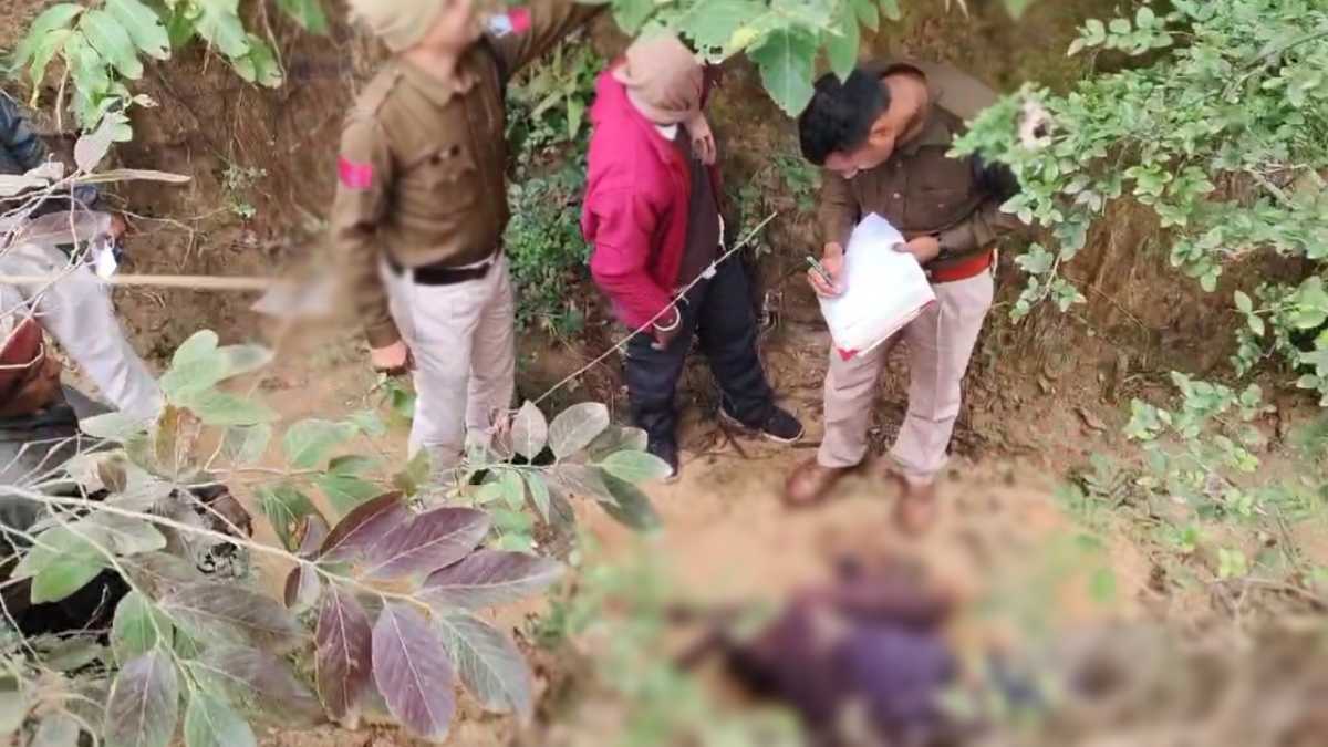 नाजायज संबंध के शक में दो सगे भाइयों ने की पड़ोसी की हत्याः शव जंगल में फेंका, फरार आरोपी आरिफ और छोटू की तलाश में जुटी पुलिस