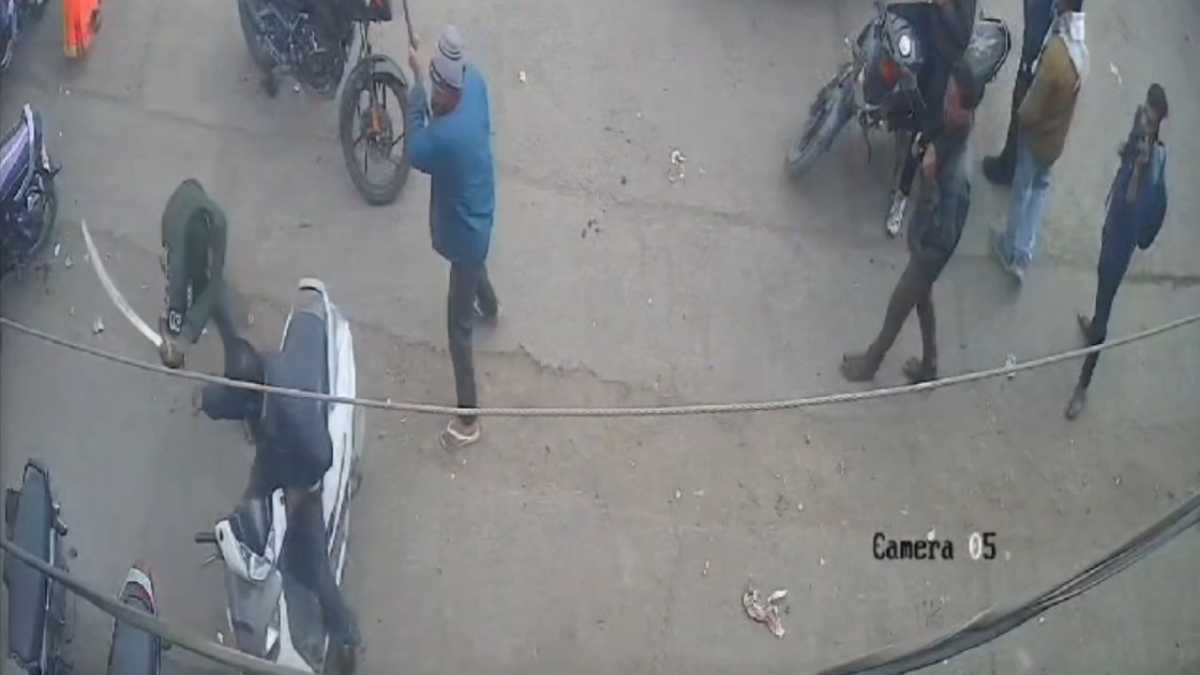 पारिवारिक विवाद में तलवार-फरसे से हमला, युवक की हालत गंभीर, घटना CCTV में कैद