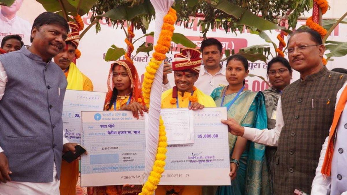 प्यार और विश्वास के आगे हार गई नक्सल हिंसा: आत्मसमर्पित नक्सलियों ने की गृहस्थ जीवन की शुरूआत, मुख्यमंत्री साय ने परिणय सूत्र में बंधे नव दंपतियों को दिया आशीर्वाद