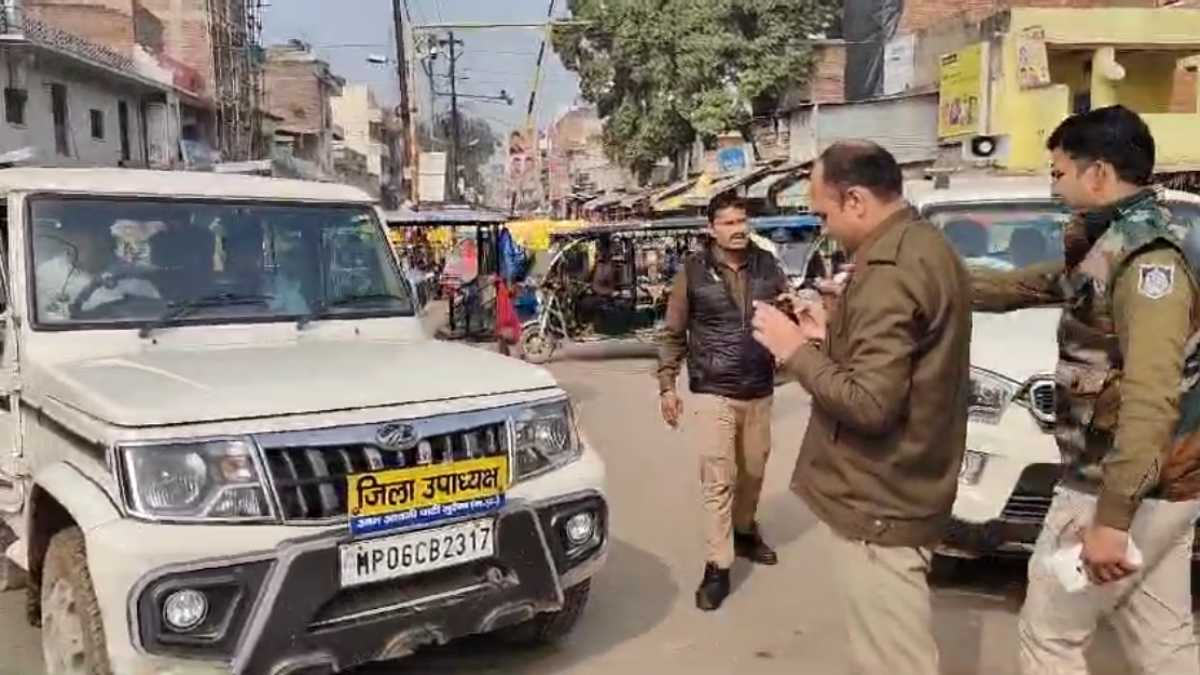 सायरन और हूटर पर कार्रवाई: नशे में धुत ड्राइवर चला रहा था स्कूल वाहन, पूर्व विधायक की सफारी और बीजेपी जिला प्रवक्ता लिखी बोलेरो का काटा चालान