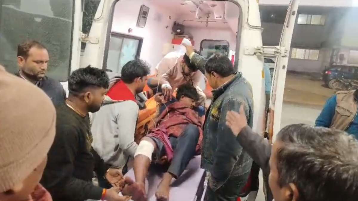 नीलगाय का शिकार करने शिकारी ने चलाई गोली, किसान के पैर में लगी, गंभीर हालत में अस्पताल में भर्ती