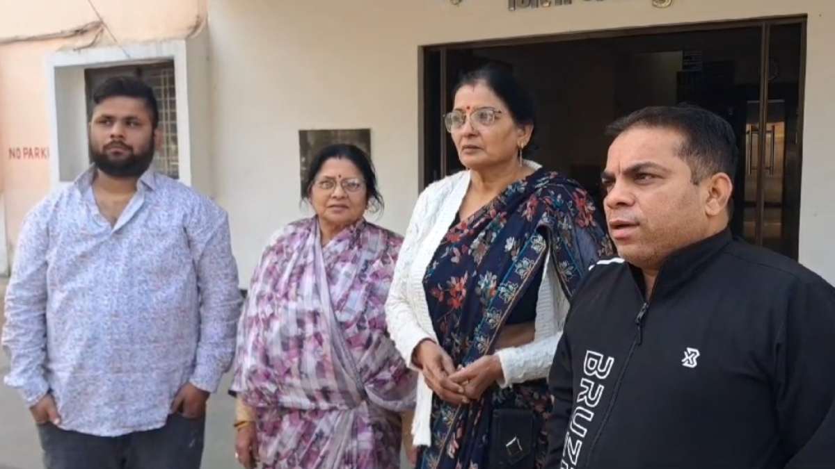 नकली पुलिस ने बुजुर्ग महिला को बनाया ठगी का शिकार, धमकाकर 4 लाख के जेवर उतरवाए और नकली थमाकर हो गए फरार, तलाश में जुटी पुलिस