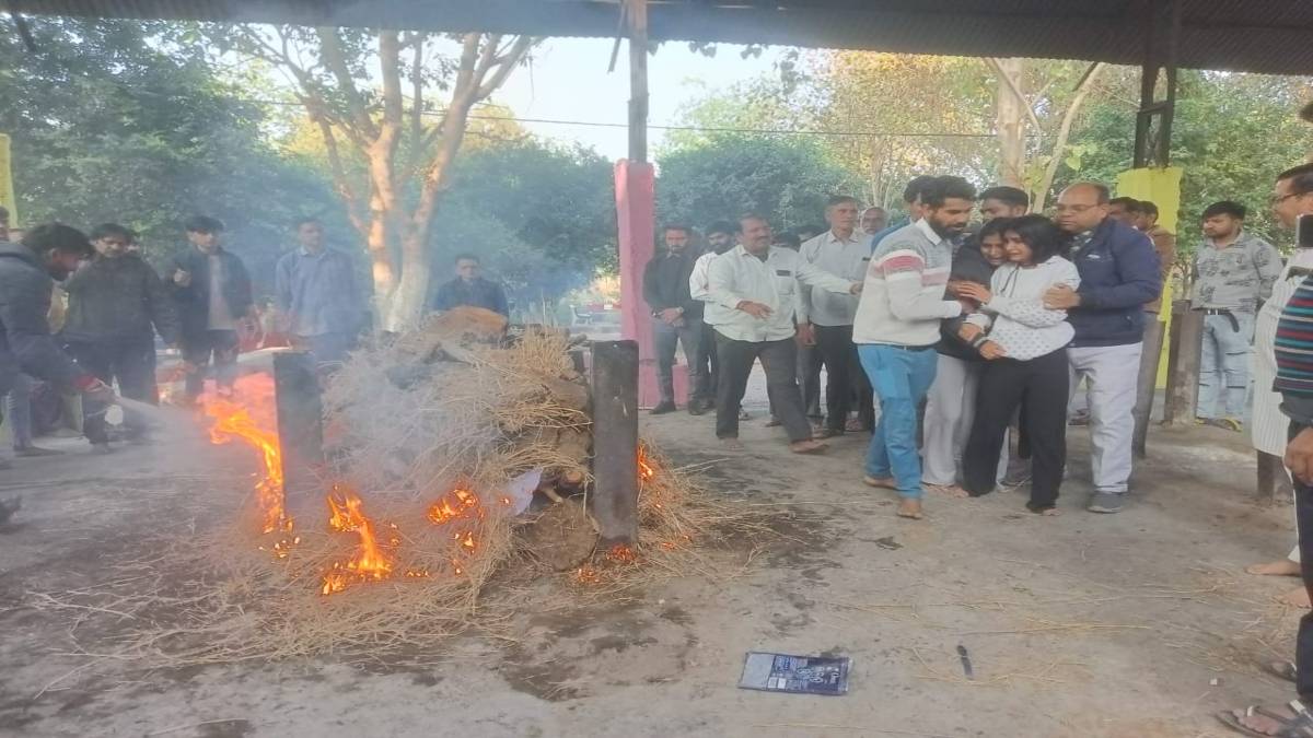 बेटियों ने निभाया बेटे का फर्जः पिता को दिया कांधा, चिता में मुखाग्नि दी तो सबकी आंखें हो गई नम